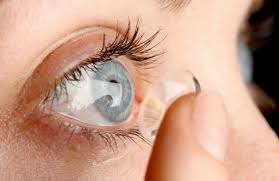 The Benefits of Daily vs. Monthly Contact Lenses